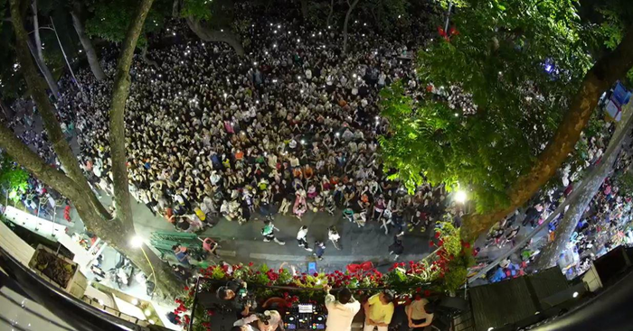 Hàng trăm người vây kín sân nhà Tuấn Hưng trong đêm tối: Chuyện gì đây?