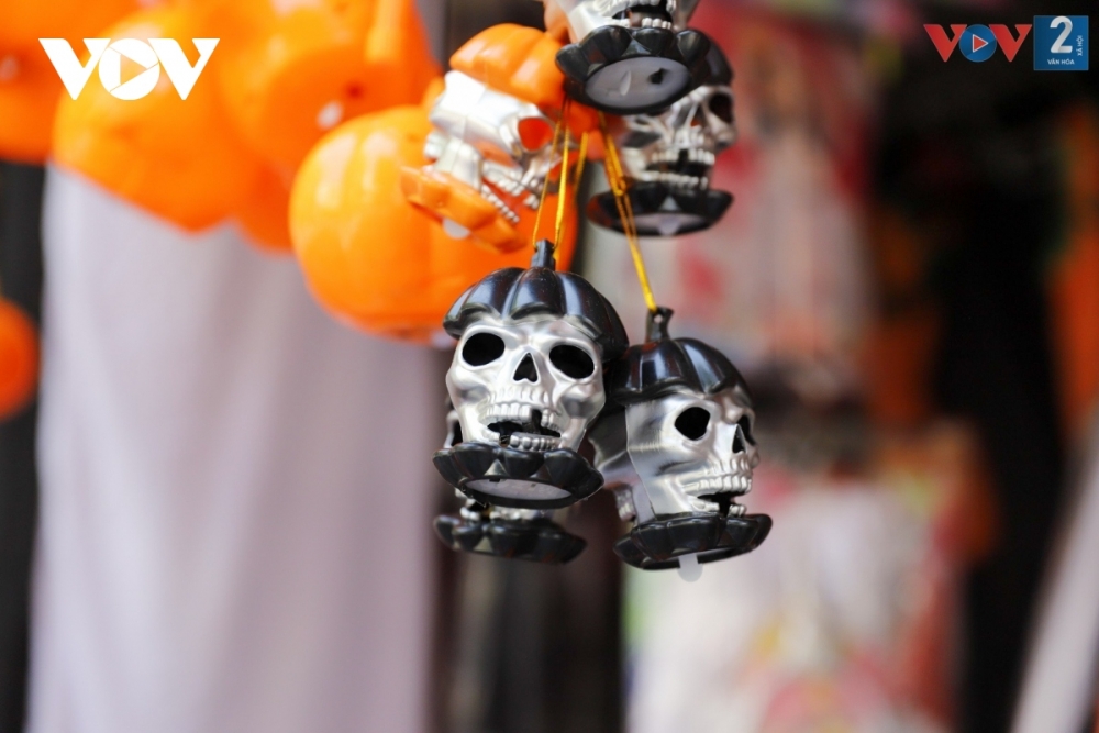 Phố Hàng Mã tưng bừng sắc màu Halloween