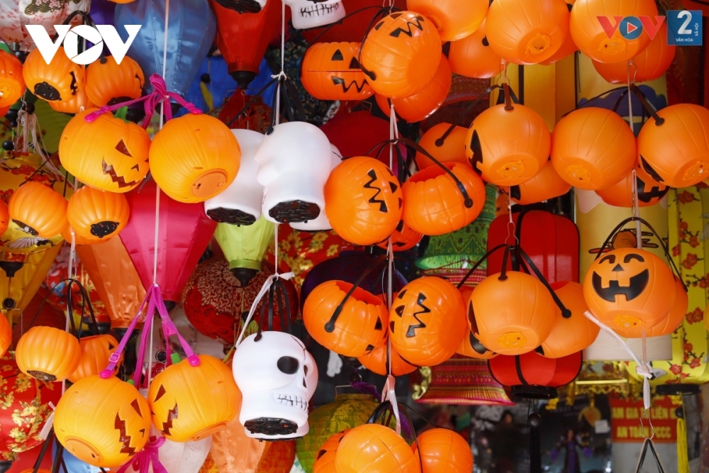 Phố Hàng Mã tưng bừng sắc màu Halloween