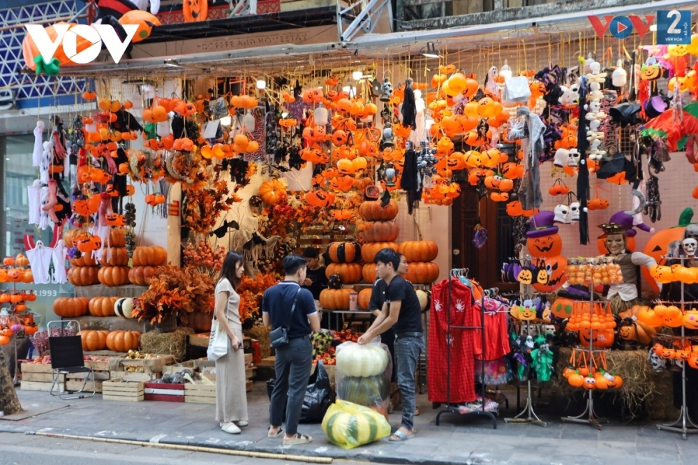 Phố Hàng Mã tưng bừng sắc màu Halloween