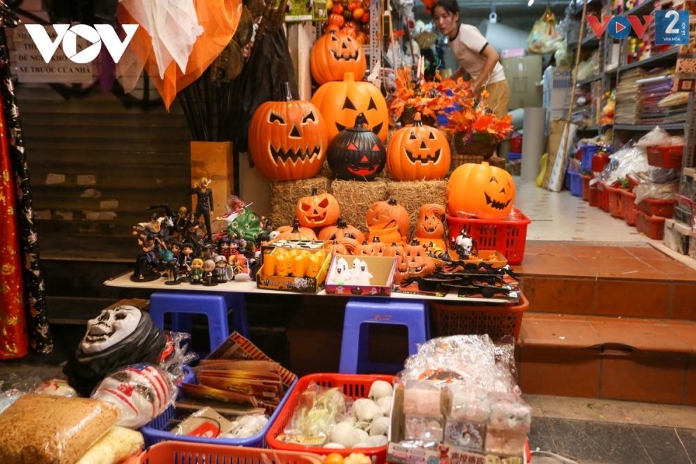 Phố Hàng Mã tưng bừng sắc màu Halloween