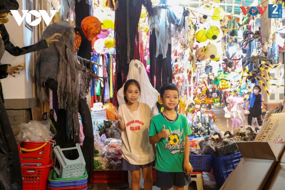Phố Hàng Mã tưng bừng sắc màu Halloween