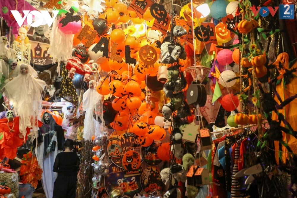 Phố Hàng Mã tưng bừng sắc màu Halloween