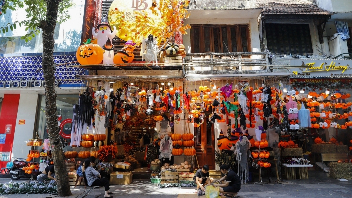 Phố Hàng Mã tưng bừng sắc màu Halloween