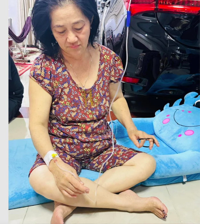 Nghẹn ngào hình ảnh con trai út Lê Dương Bảo Lâm quỳ lạy trước linh cữu bà ngoại