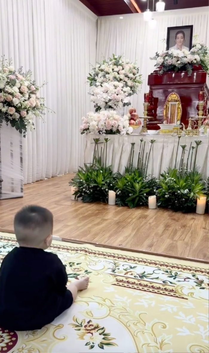 Nghẹn ngào hình ảnh con trai út Lê Dương Bảo Lâm quỳ lạy trước linh cữu bà ngoại