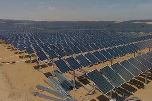 Lạ lùng 'trồng' nhà máy năng lượng mặt trời trên ruộng muối, biển và sa mạc