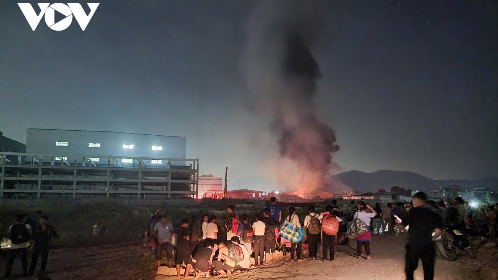 Cháy lớn tại KCN ở Bắc Giang, hàng trăm công nhân hoảng loạn ôm đồ tháo chạy