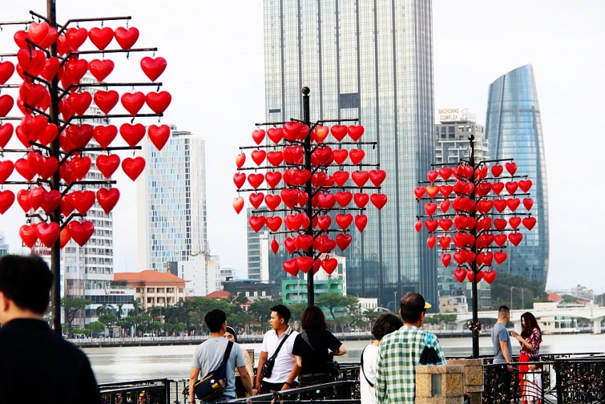 Những trái tim màu đỏ trong mưa