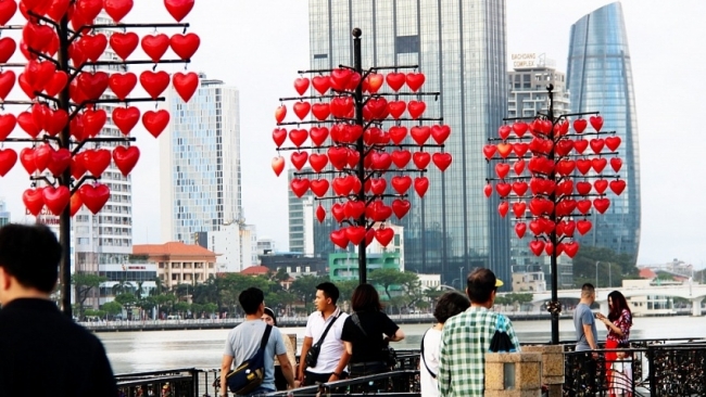 Những trái tim màu đỏ trong mưa