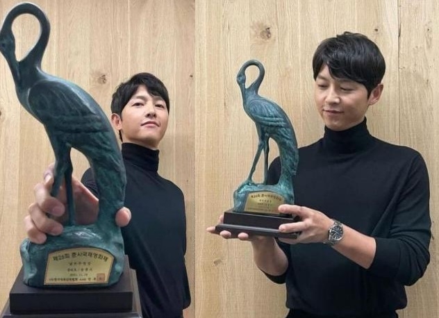 Sao Hàn ngày 21/11: Song Joong Ki thắng giải Nam chính xuất sắc nhất tại LHP quốc tế