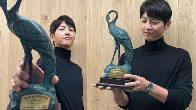Sao Hàn ngày 21/11: Song Joong Ki thắng giải Nam chính xuất sắc nhất tại LHP quốc tế