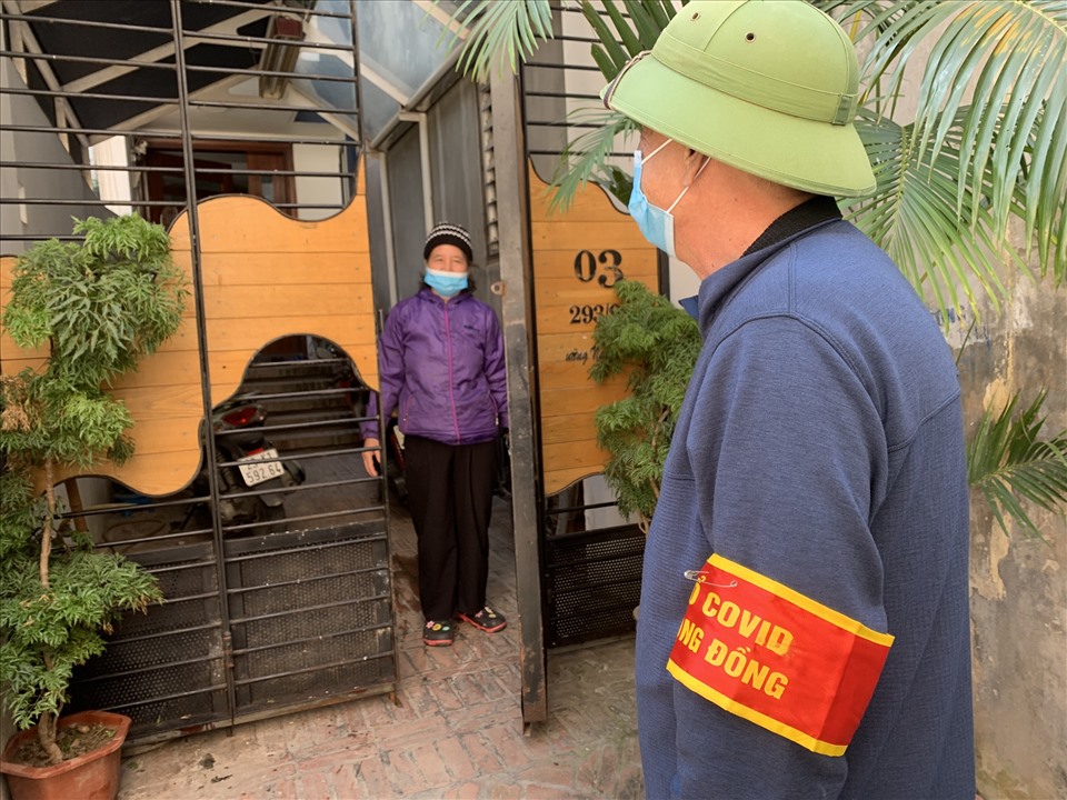 Cách ly F1 tại nhà ở Hà Nội: Những ngày "ngập lụt" việc của y tế phường