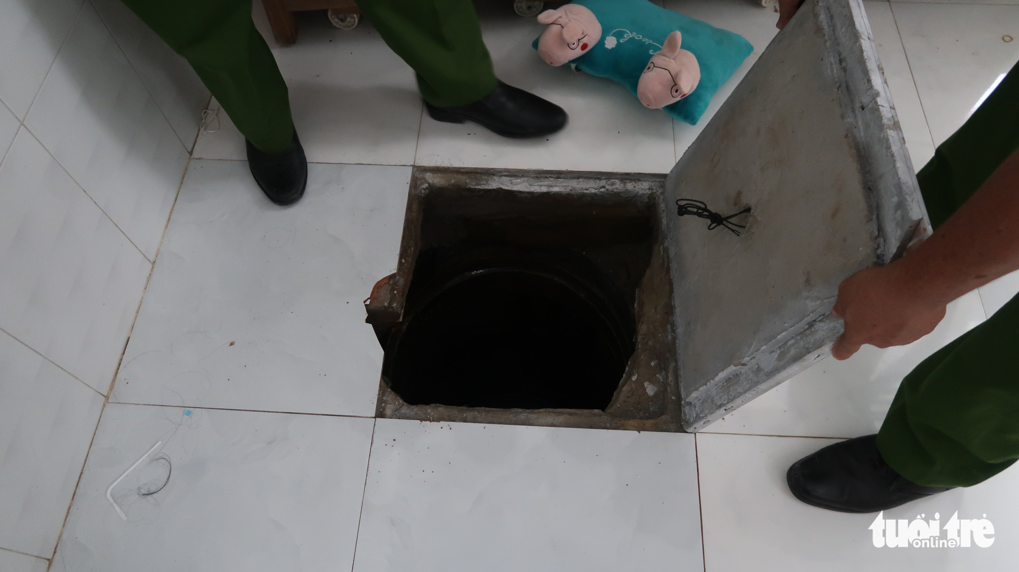 Đào hầm trong nhà để trốn truy nã hơn một năm trời