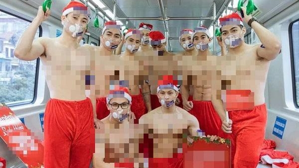 Sở VHTT Hà Nội sẽ xử phạt nhóm người "khoe thân" trên tàu Cát Linh - Hà Đông