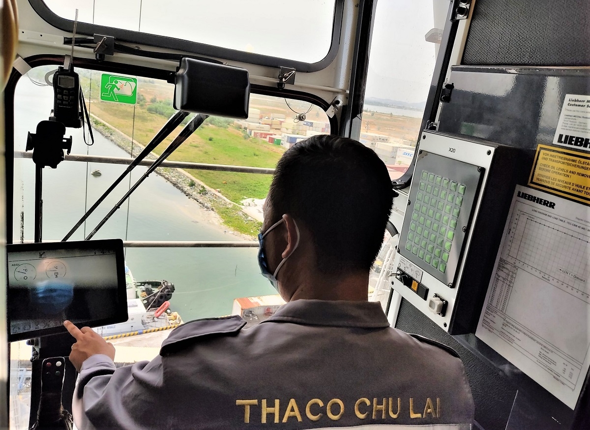 THACO: Lái cẩu Liebherr trên bến cảng và chuyện nghề “nhìn xa, trông rộng”
