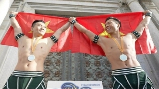 Hai anh em nghệ sĩ Việt lập kỷ lục Guinness mới