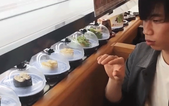 Hàng sushi băng chuyền ma quái: Cứ động tay vào là đồ ăn chạy nhanh vun vút, muốn khách phải giảm cân hay gì? - Ảnh 2.