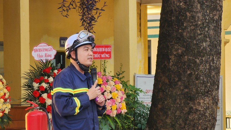 Hà Nội: Công an quận Bắc Từ Liêm tuyên truyền, phổ biến PCCC&amp;CNCH tại Trường THPT Nguyễn Thị Minh Khai