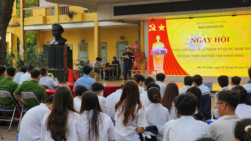 Hà Nội: Công an quận Bắc Từ Liêm tuyên truyền, phổ biến PCCC&amp;CNCH tại Trường THPT Nguyễn Thị Minh Khai