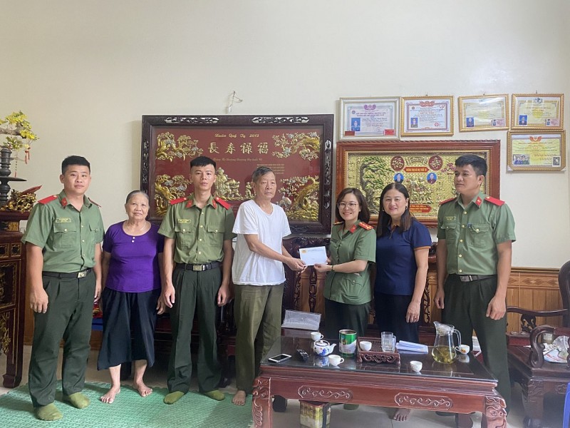 Đại học Kỹ thuật - Hậu Cần CAND trao hàng 100 suất quà tại Trí Quả, Thuận Thành, Bắc Ninh