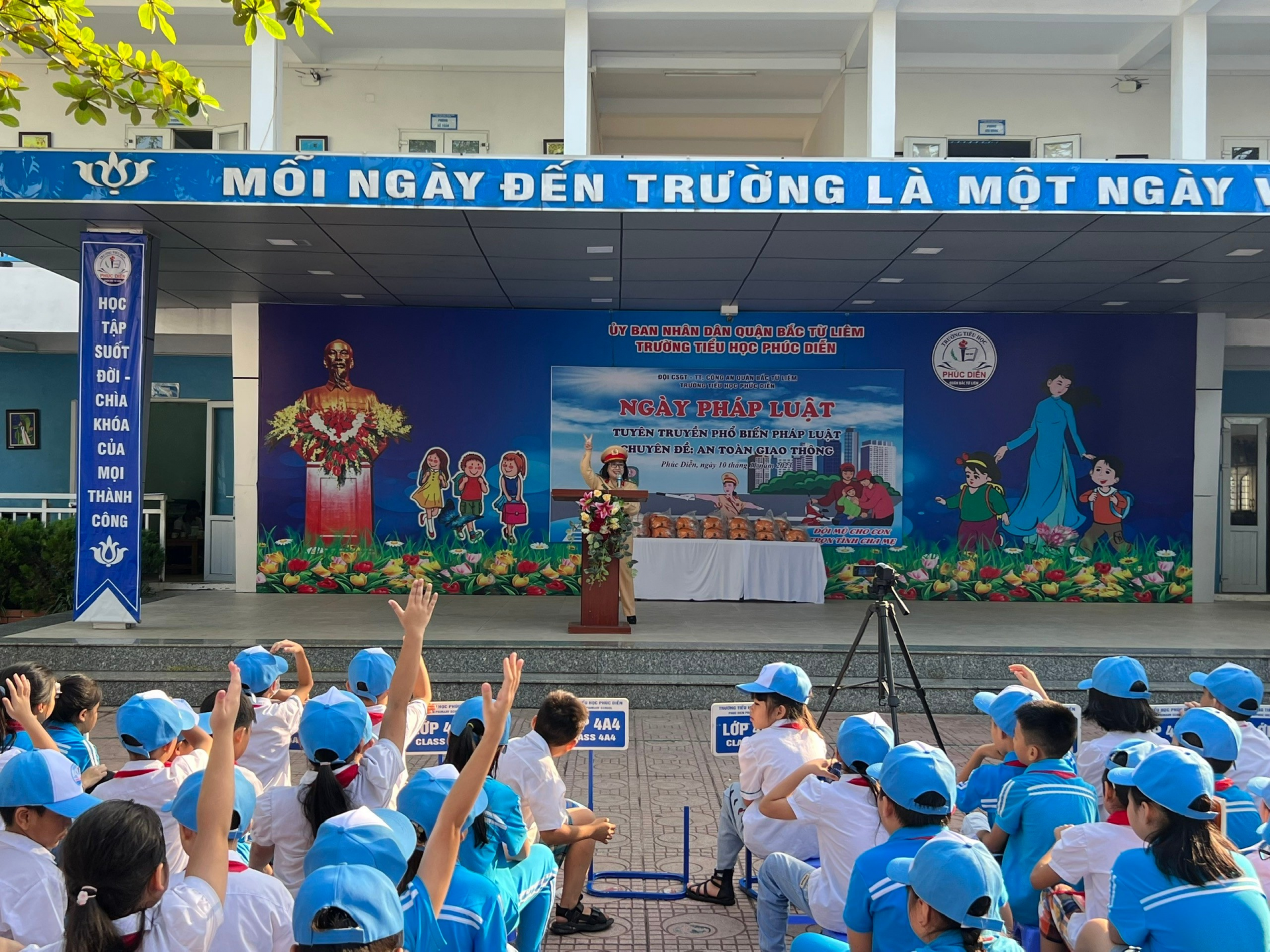 Hà Nội: Gần 3.000 học sinh, giáo viên Trường Tiểu học Phúc Diễn học ngoại khóa về tuyên truyền An toàn giao thông