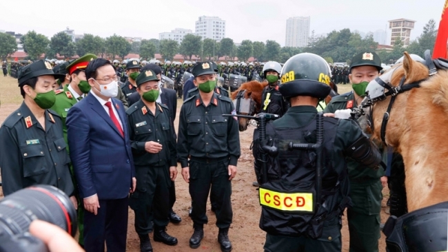 Chủ tịch Quốc hội thăm và chúc tết lực lượng Cảnh sát cơ động