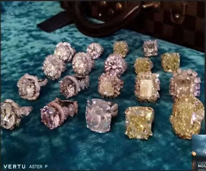 Người chơi kim cương "hệ sát thương" gọi tên Phương Hằng: Hột xoàn "khủng" làm nên sức nặng của outfit Người chơi kim cương "hệ sát thương" gọi tên Phương Hằng: Hột xoàn "khủng" làm nên sức nặng của outfit
