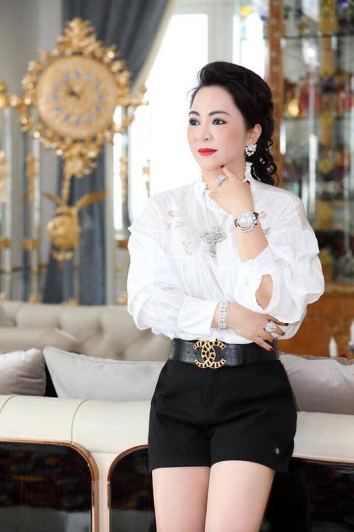 Người chơi kim cương "hệ sát thương" gọi tên Phương Hằng: Hột xoàn "khủng" làm nên sức nặng của outfit Người chơi kim cương "hệ sát thương" gọi tên Phương Hằng: Hột xoàn "khủng" làm nên sức nặng của outfit