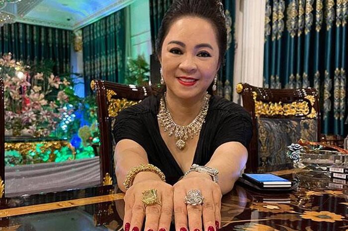 Người chơi kim cương "hệ sát thương" gọi tên Phương Hằng: Hột xoàn "khủng" làm nên sức nặng của outfit Người chơi kim cương "hệ sát thương" gọi tên Phương Hằng: Hột xoàn "khủng" làm nên sức nặng của outfit