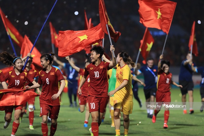 Màn ăn mừng đầy cảm xúc của các cô gái vàng sau chiến thắng Thái Lan
