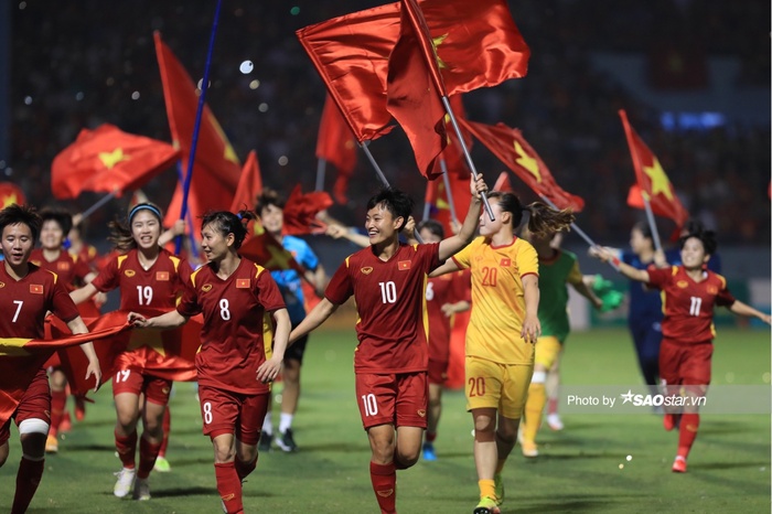 Màn ăn mừng đầy cảm xúc của các cô gái vàng sau chiến thắng Thái Lan