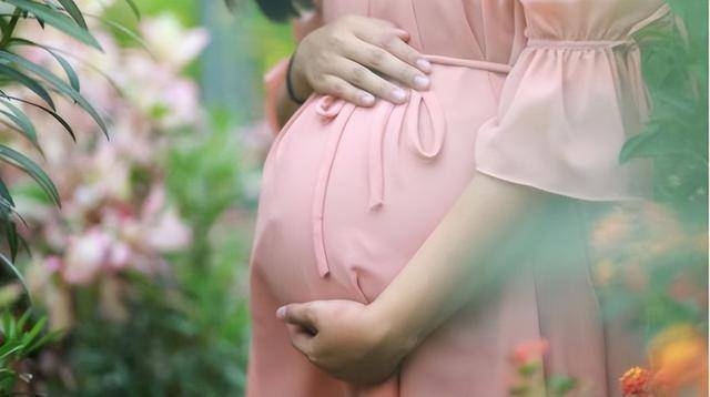 Người phụ nữ 25 tuổi sinh 5 đứa con: Bị mẹ chồng cấm uống thuốc tránh thai vì sợ xấu