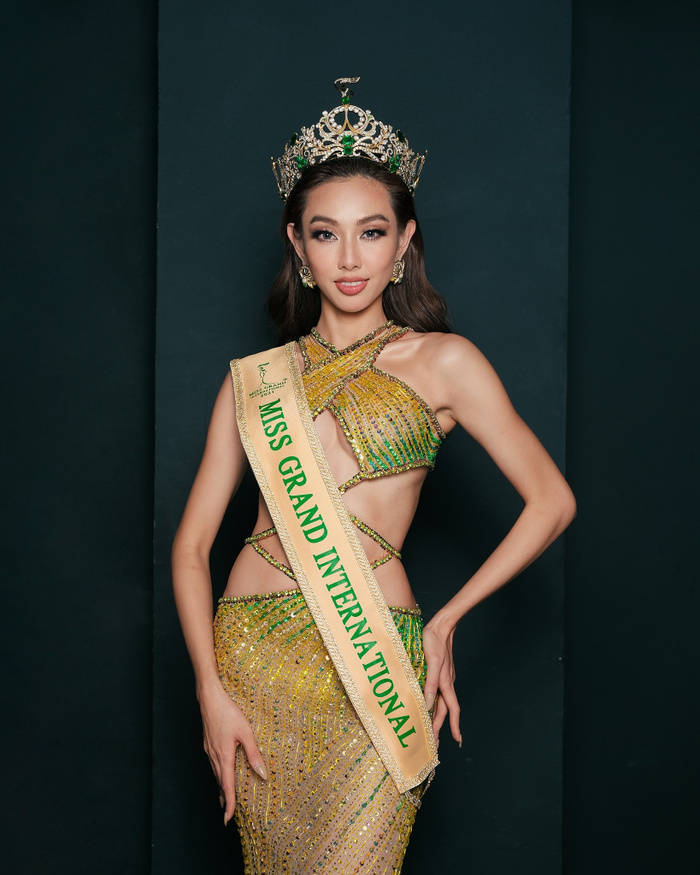 Váy dạ hội của người đẹp Việt đi thi quốc tế: Fan mệt vì ôm đồm quá nhiều thông điệp