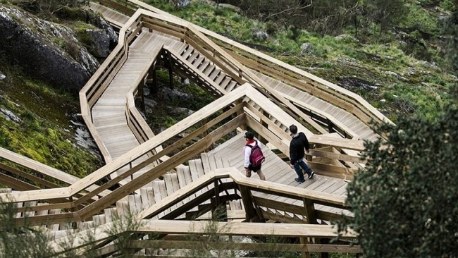 Độc đáo lối đi bộ bằng gỗ lên đỉnh núi ở Bồ Đào Nha