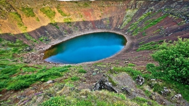 Hồ miệng núi lửa 3000 năm tuổi tuyệt đẹp ở Iceland