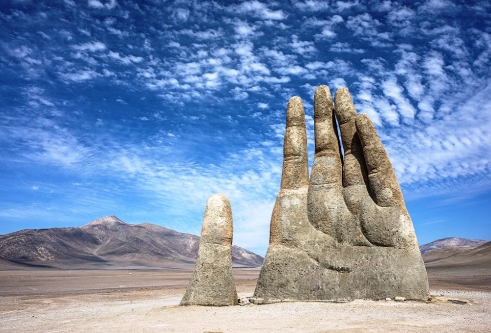 Kỳ lạ, Bàn tay mọc lên giữa sa mạc ở Chile và ý nghĩa nhân văn của nó