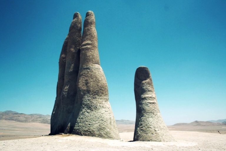 Kỳ lạ, Bàn tay mọc lên giữa sa mạc ở Chile và ý nghĩa nhân văn của nó