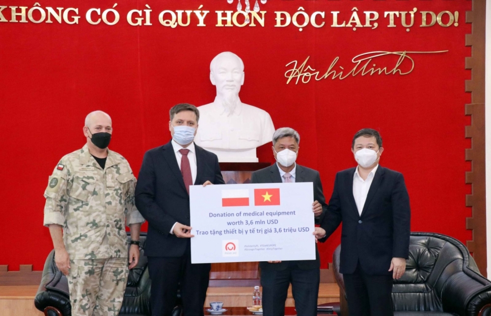 Việt Nam tiếp nhận lô thiết bị y tế trị giá gần 4 triệu USD do Chính phủ Ba Lan trao tặng