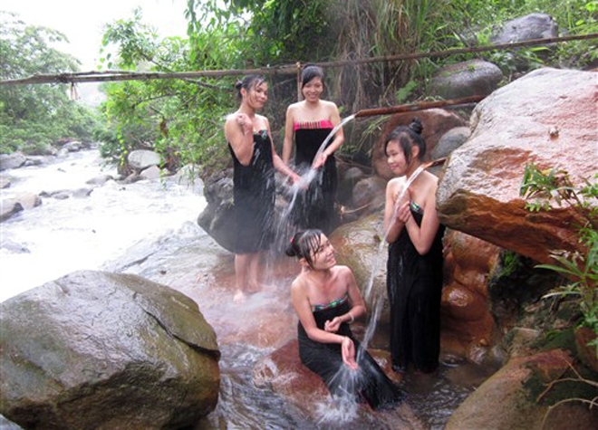 Yên Bái: Trải nghiệm tắm suối nước nóng ở Phong Dụ Thượng