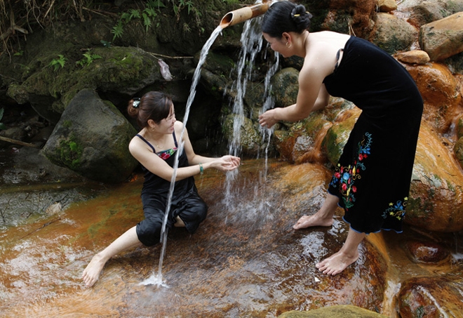 Yên Bái: Trải nghiệm tắm suối nước nóng ở Phong Dụ Thượng