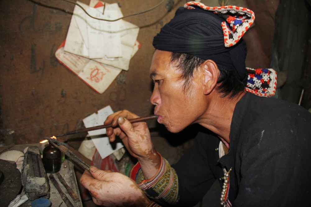 Lào Cai: Độc đáo hoa văn trên bạc của người Dao đỏ