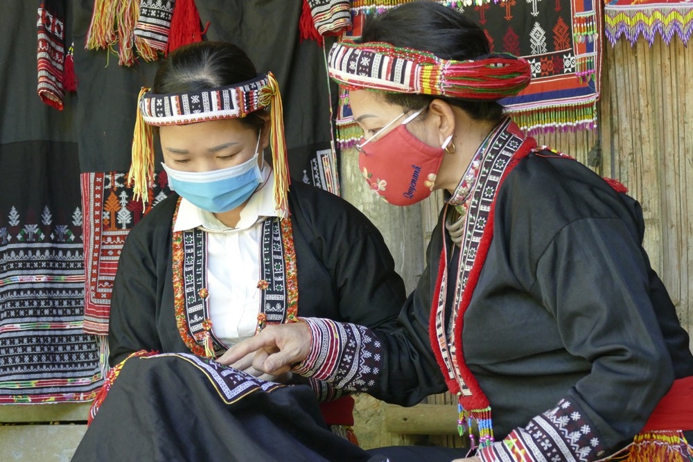 Lào Cai: Giữ sắc màu thổ cẩm