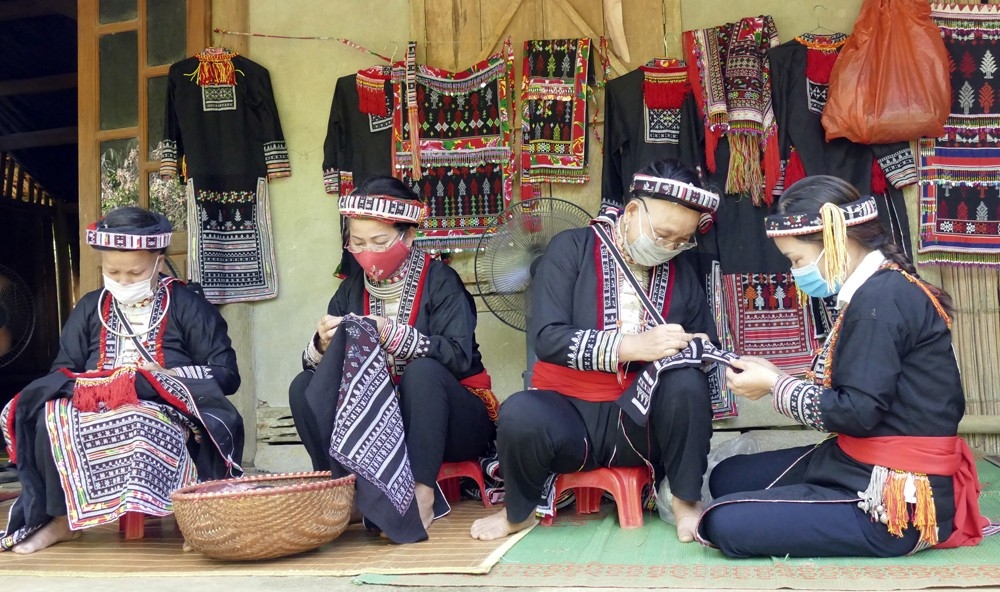 Lào Cai: Giữ sắc màu thổ cẩm