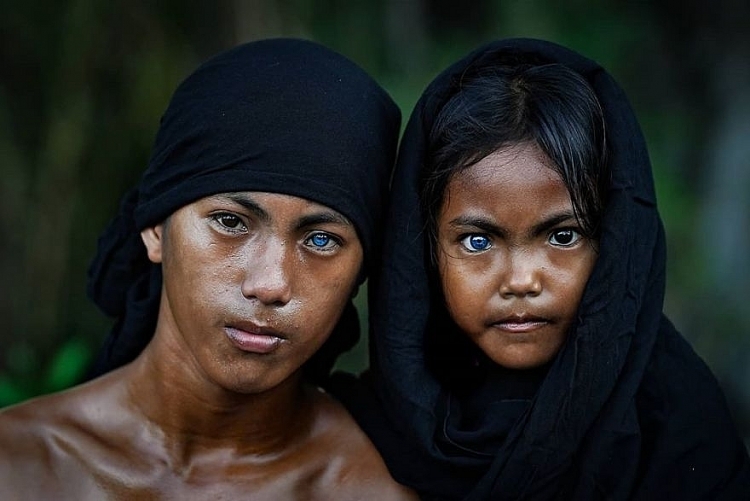 Một số người dân tộc Indonesia sở hữu đôi mắt xanh kỳ lạ