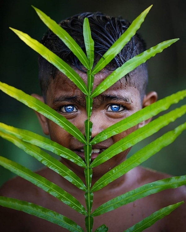 Một số người dân tộc Indonesia sở hữu đôi mắt xanh kỳ lạ