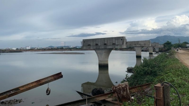 Cầu bê tông trăm tỷ hóa “cầu treo” tại Quảng Nam