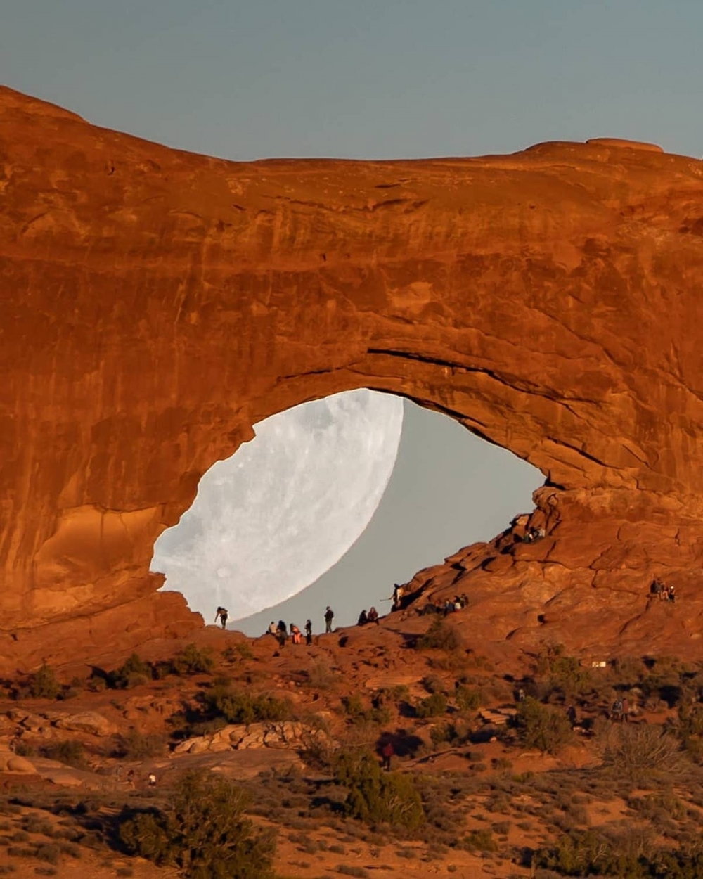 Hình ảnh siêu thực về mặt trăng khổng lồ trong sa mạc