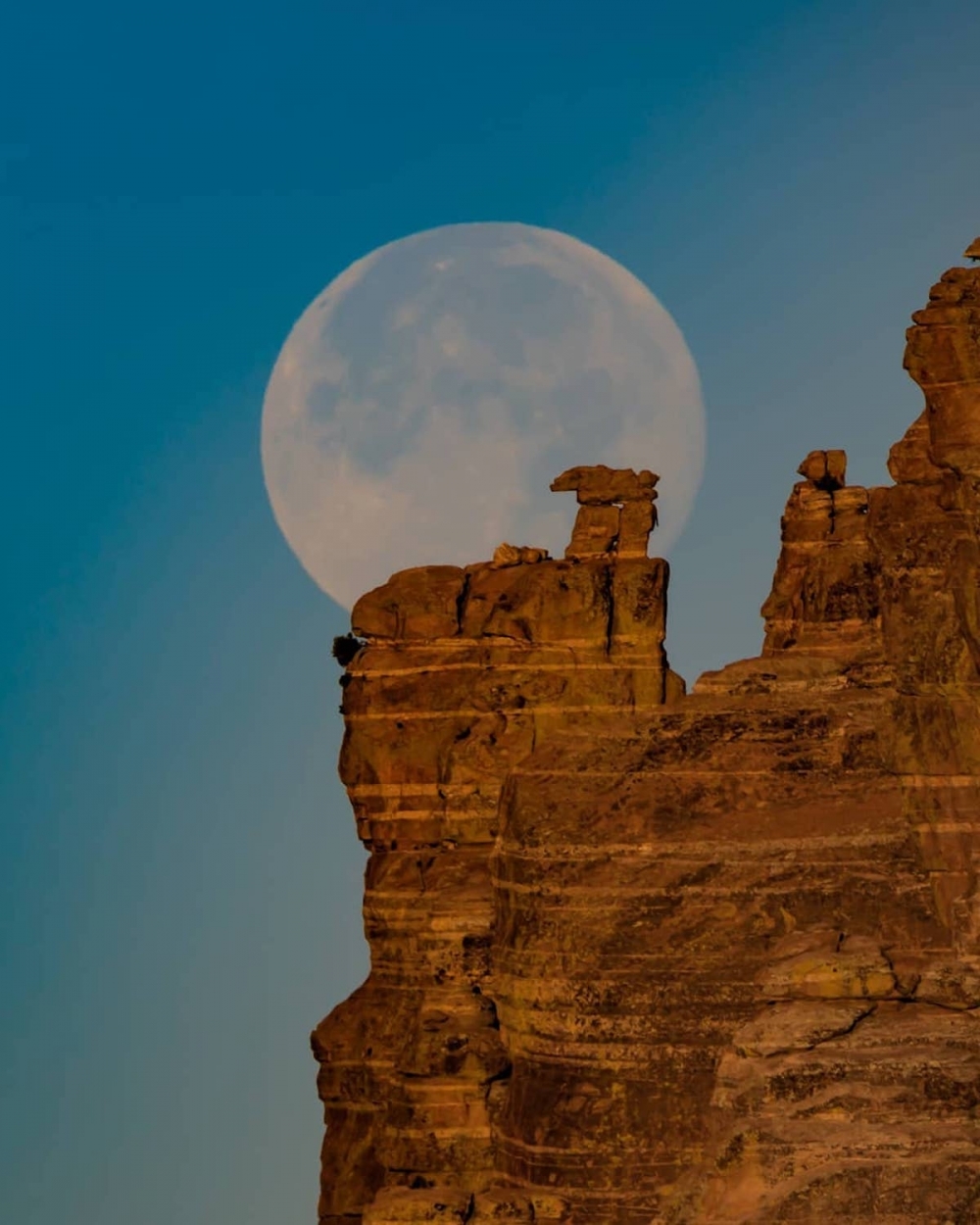 Hình ảnh siêu thực về mặt trăng khổng lồ trong sa mạc