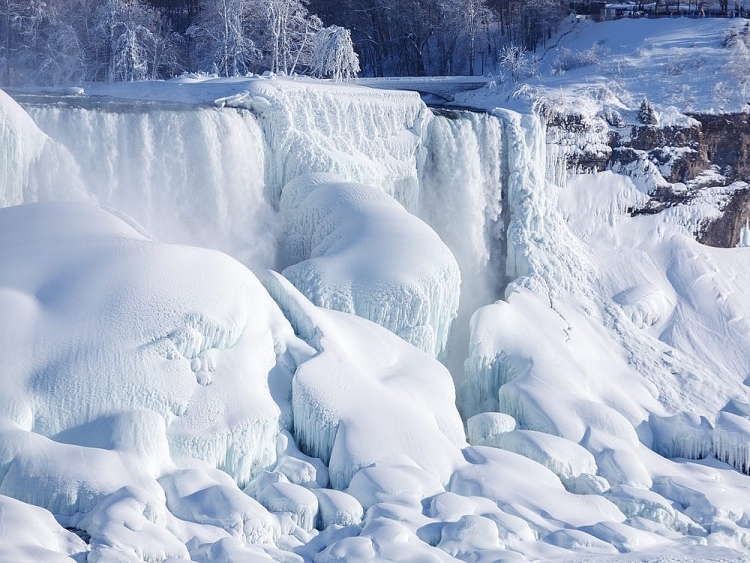 Thác Niagara đống băng vào mùa đông khiến bất cứ ai cũng muốn ghé thăm